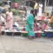 महिलांची रस्त्यावर मच्छी विक्री