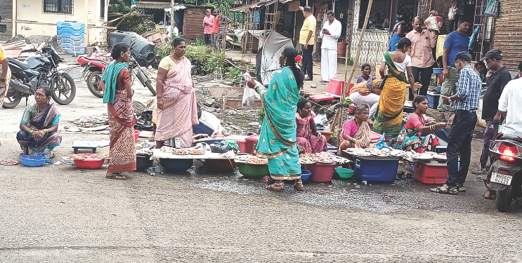 महिलांची रस्त्यावर मच्छी विक्री
