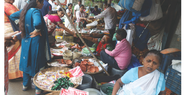 नवरात्रोत्सवानिमित्त बाजारपेठेत उलाढालीला वेग