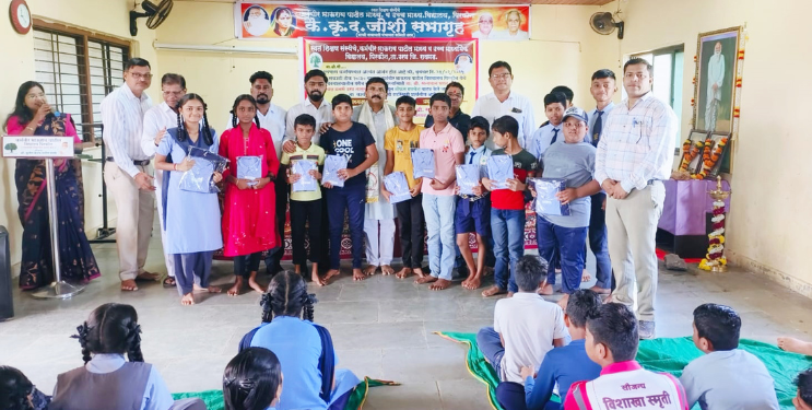 विद्यार्थ्यांना मोफत गणवेश वाटप