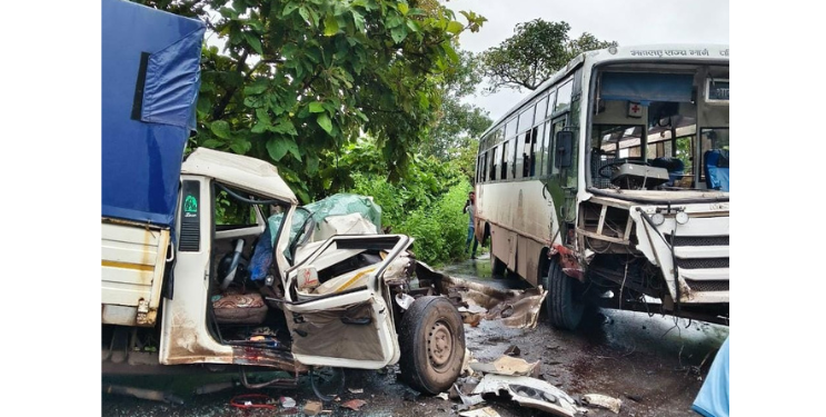 विहूर नजीक एसटी- पिकअपचा अपघात