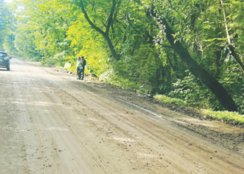 अवजड वाहनांमुळे रस्त्याची दुरवस्था