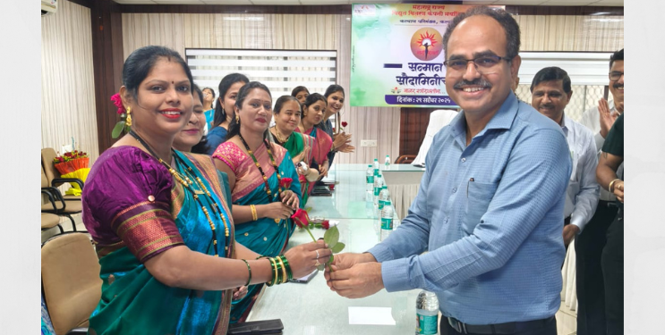 महावितरणच्या महिला कर्मचाऱ्यांचा सन्मान