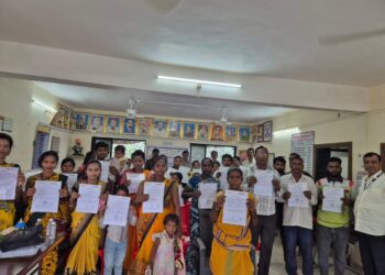 आदिवासी बांधवांना दाखल्यांचे वाटप