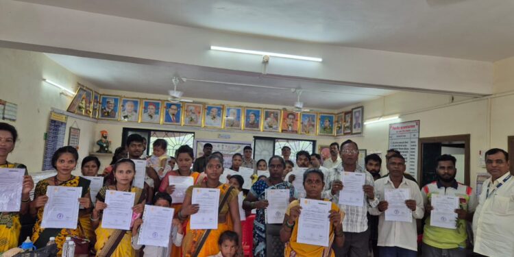 आदिवासी बांधवांना दाखल्यांचे वाटप