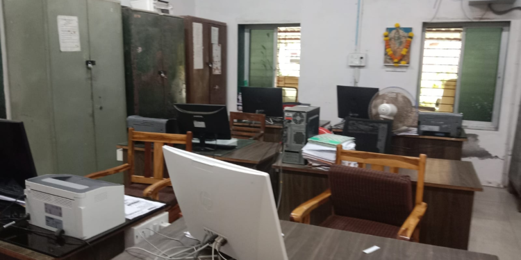 ‘जनता दारात, साहेब घरात’