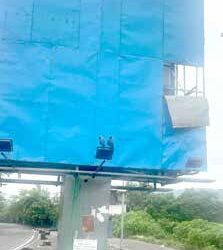 खारघर मध्ये धोकादायक जाहिरात फलक