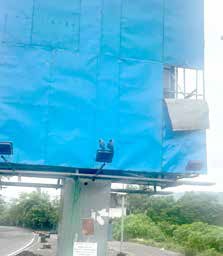 खारघर मध्ये धोकादायक जाहिरात फलक