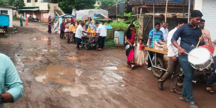 गौरी गणपतींचे खड्ड्यातून विसर्जन