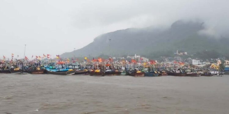 राज्यातील मासेमारी पूर्णतः ठप्प