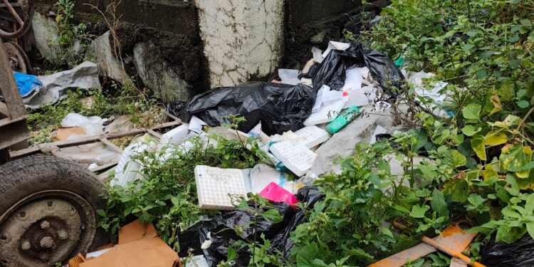 बायोमेडिकल कचरा उघड्यावर