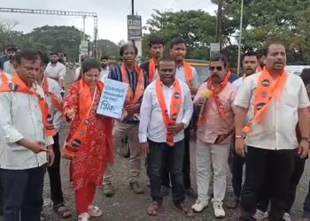 रस्त्यावरील खड्डे भरण्यासाठी मनसेचे भीक मागो आंदोलन