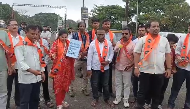 रस्त्यावरील खड्डे भरण्यासाठी मनसेचे भीक मागो आंदोलन