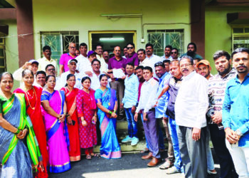 खड्डेमय रस्त्याविरोधात शेकाप आक्रमक