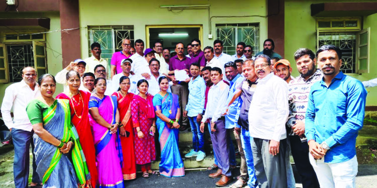 खड्डेमय रस्त्याविरोधात शेकाप आक्रमक