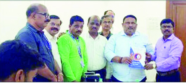 कामगारांच्या बारा तास कामाचा निर्णय मागे घ्या