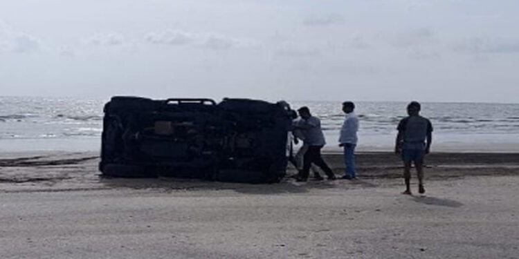 समुद्रकिनारी थार कारचा थरार