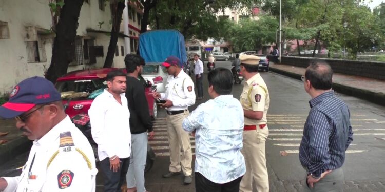 रोड रोमियोंना पोलिसांची चपराक