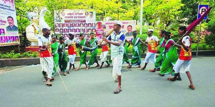 आदिवासींनी धरला तारपा नृत्यावर फेर
