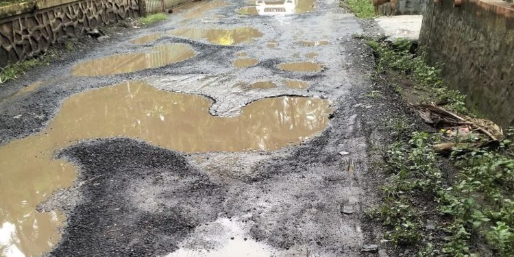 चौल-आग्राव बनला खड्ड्यांचा मार्ग