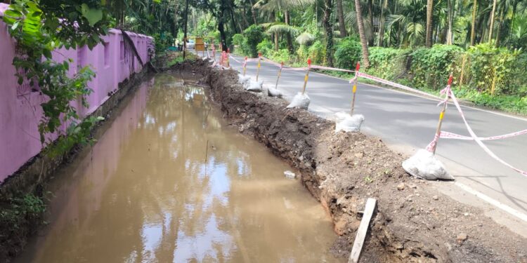 चौल रस्ताचा साईडपट्टा हरवला