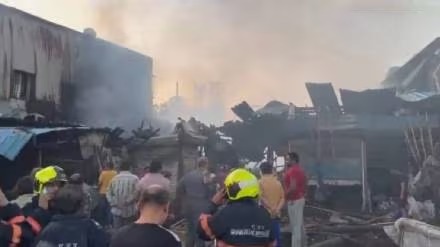 कुर्ला येथे भीषण आगीत वीस गाळे जळून खाक