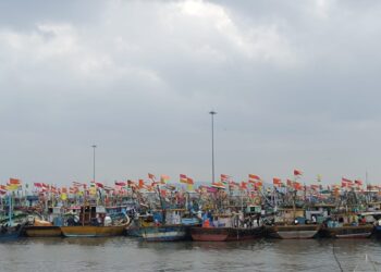 वादळात दोन मासेमारी बोटी भरकटल्या; 32 खलाशी बेपत्ता