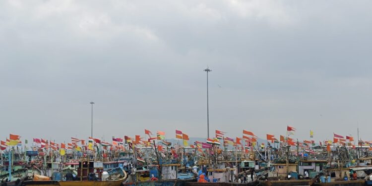 वादळात दोन मासेमारी बोटी भरकटल्या; 32 खलाशी बेपत्ता