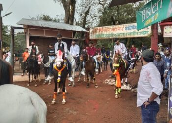 माथेरान मध्ये घोड्यांची मिरवणूक