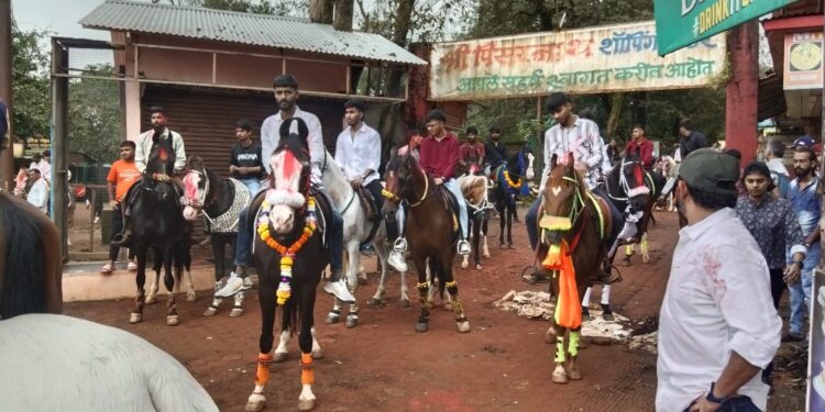 माथेरान मध्ये घोड्यांची मिरवणूक