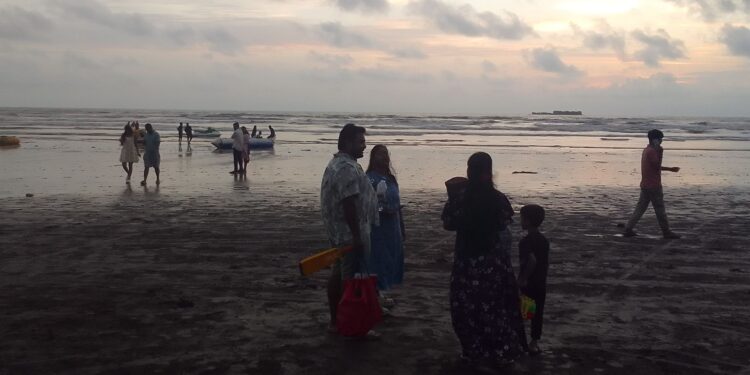 मुरुड समुद्रकिनारी पर्यटक दाखल