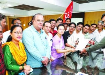 जिल्हाधिकारी कार्यालयावर लाल वादळाची धडक