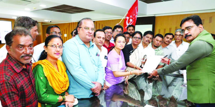 जिल्हाधिकारी कार्यालयावर लाल वादळाची धडक