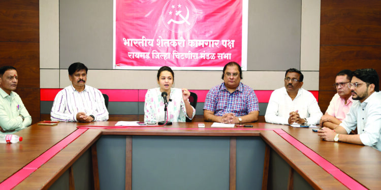 खड्ड्यांविरोधात रस्त्यावर उतरणार: शेकाप प्रवक्त्या चित्रलेखा पाटील