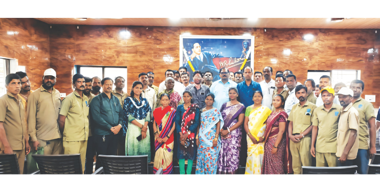 कंत्राटी कामगारांना गणवेश वाटप