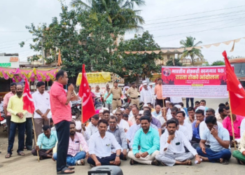 आंबेजोगाई कळंब महामार्गावर शेकापचा रास्ता रोको आंदोलन