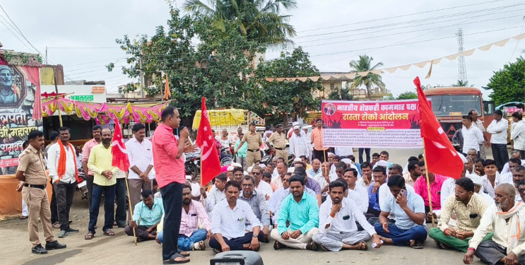 आंबेजोगाई कळंब महामार्गावर शेकापचा रास्ता रोको आंदोलन