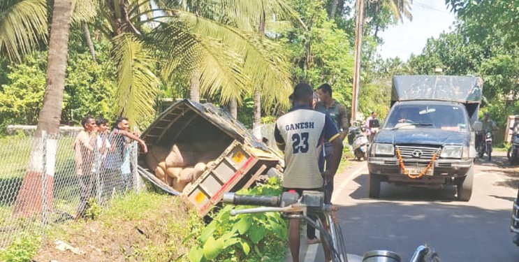 अरुंद रस्त्यामुळे अपघातात वाढ