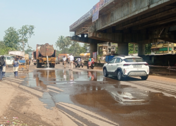 धुरळ्याला पाणी फवारणीचा पर्याय; हजारो लिटर पाणी वाया