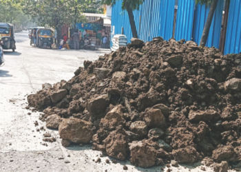 रस्त्यावर दगड, मातीचे ढीगारे