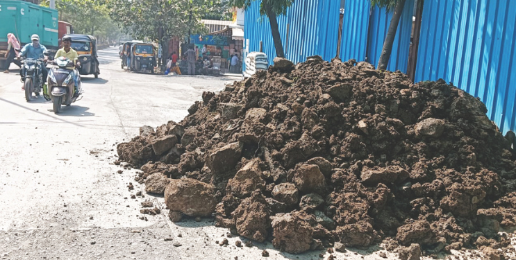 रस्त्यावर दगड, मातीचे ढीगारे