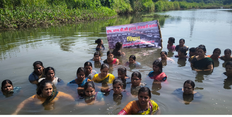 एमआयडीसीविरोधात महिला उतरल्या पाण्यात