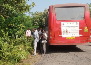 सुपेगाव एसटी बस आड मार्गावर बंद पडल्याने प्रवाशांचे हाल