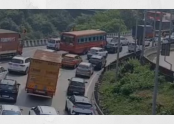 मुंबई-पुणे महामार्गावर वाहतूक कोंडी