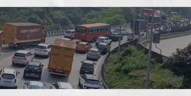 मुंबई-पुणे महामार्गावर वाहतूक कोंडी