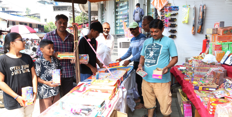 फटाक्यांनी बाजारपेठा सजल्या