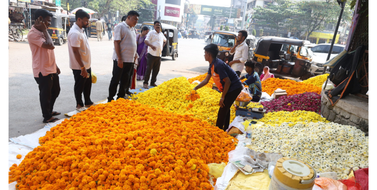 सणासुदीला झेंडूच्या भावात घसरण; विक्रेते हवालदिल