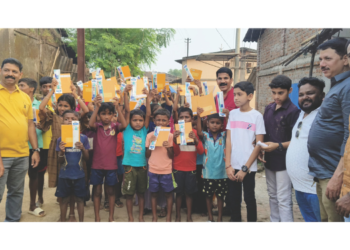 आदिवासी मुलांना फराळ, फटाके वाटप