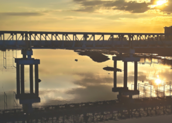 तरंगते हॉटेल सांडपाण्यास अडथळा