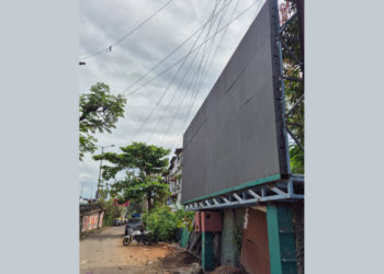 महापालिकेचा जाहिरात फलक धोकादायक